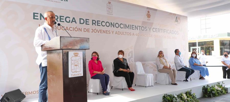 Destaca gobernador trabajo del INEA para disminuir el analfabetismo en México, durante conmemoración de su 40 aniversario