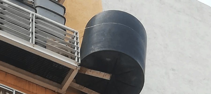 Denuncian a mujer por mantener colgado un tinaco en su balcón, en CDMX