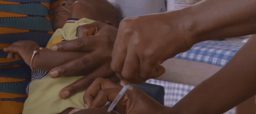 Aprueba OMS que vacuna contra la malaria desarrollada por GlaxoSmithKline se administre a niños de África