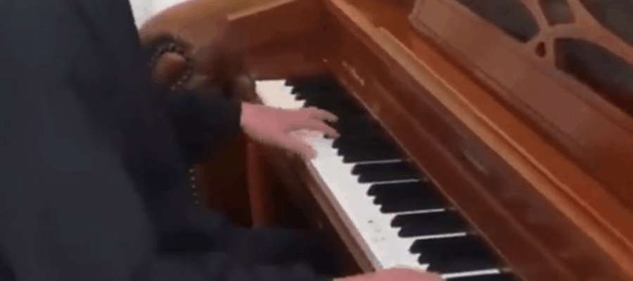Hijo de Britney Spears sorprende con habilidad para tocar el piano Hijo de Britney Spears sorprende con habilidad para tocar el piano