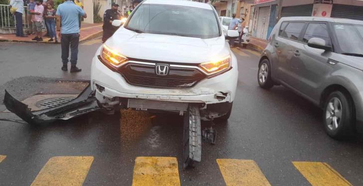 Chocan camioneta y taxi en la colonia El Águila; dos personas resultan lesionadas