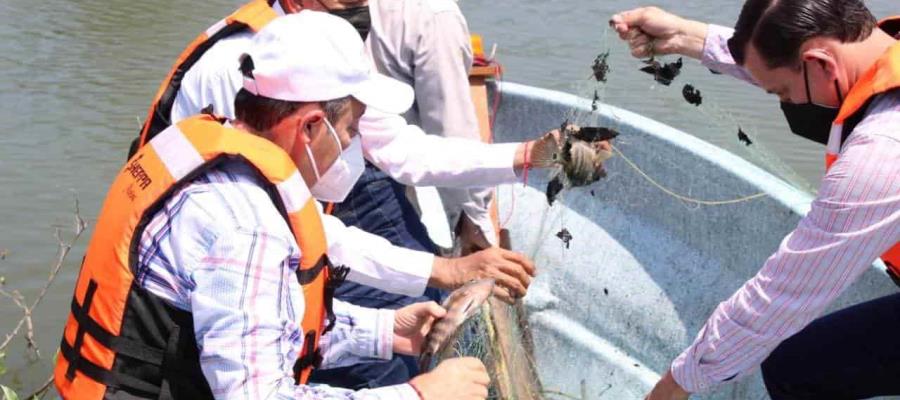 Retiran red de pesca ilegal en la laguna de Las Ilusiones, tras recorrido del titular de Bienestar Tabasco