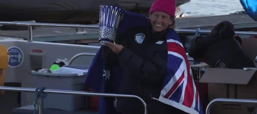 Nadadora australiana rompe récord de cruces al Canal de la Mancha Nadadora australiana rompe récord de cruces al Canal de la Mancha