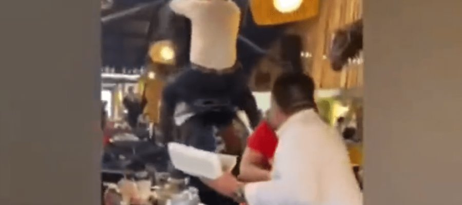 Cae caballo sobre comensales durante show en restaurante de Colombia Cae caballo sobre comensales durante show en restaurante de Colombia