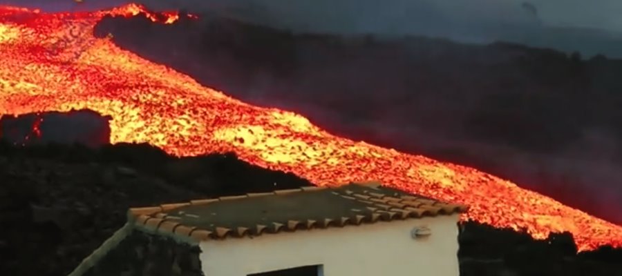 Volcán Cumbre Vieja de La Palma continúa expulsando lava y destruyendo casas