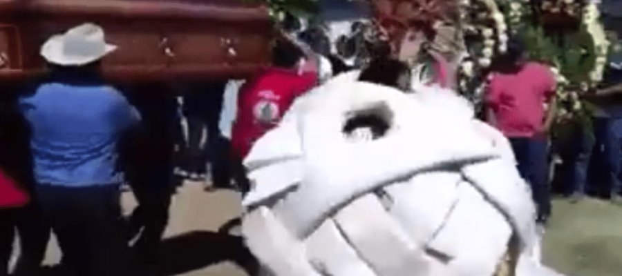 Llevan botarga de queso a funeral de dueño de una cremería en Oaxaca
