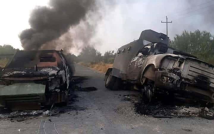 Dos muertos y seis camionetas incendiadas deja enfrentamiento entre grupos armados en NL