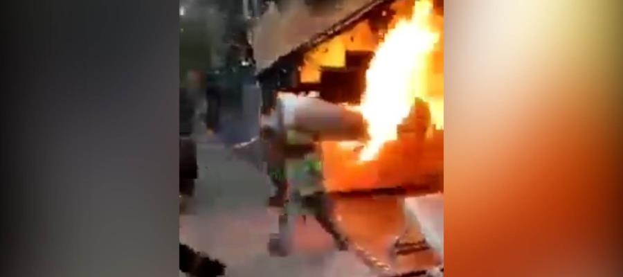 Con tanque de gas en llamas sobre el hombro, bombero evita explosión en la CDMX