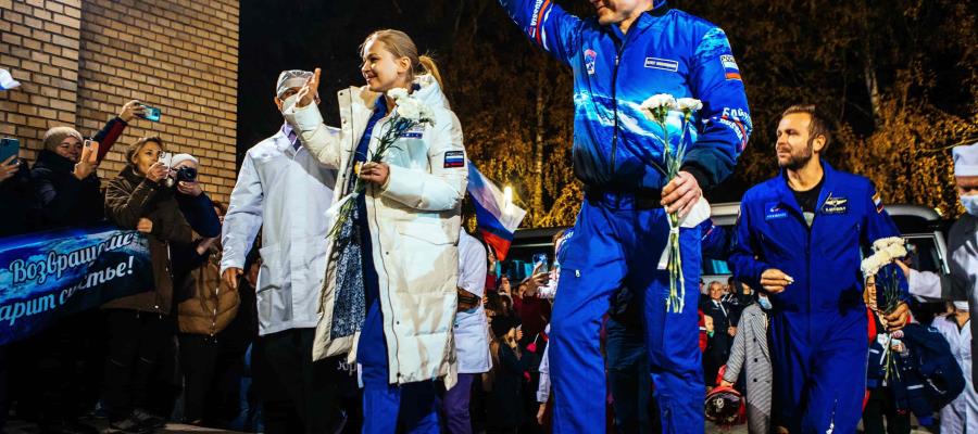 Regresa a la Tierra tripulación que filmó la primera película en el espacio Regresa a la Tierra tripulación que filmó la primera película en el espacio