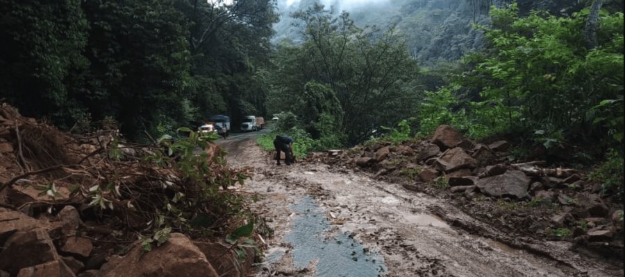 Liberan de material pétreo y tierra… carretera Villahermosa-Escopetazo