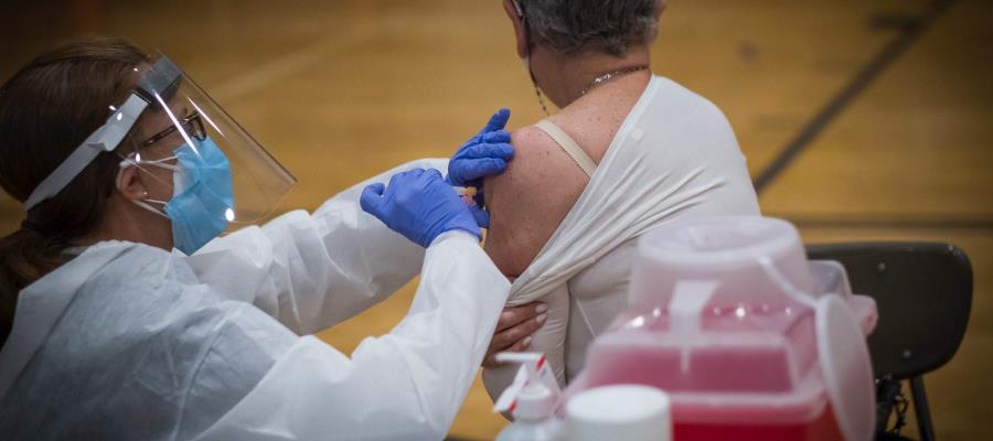 Obliga Nueva York a todos sus funcionarios a vacunarse contra COVID-19