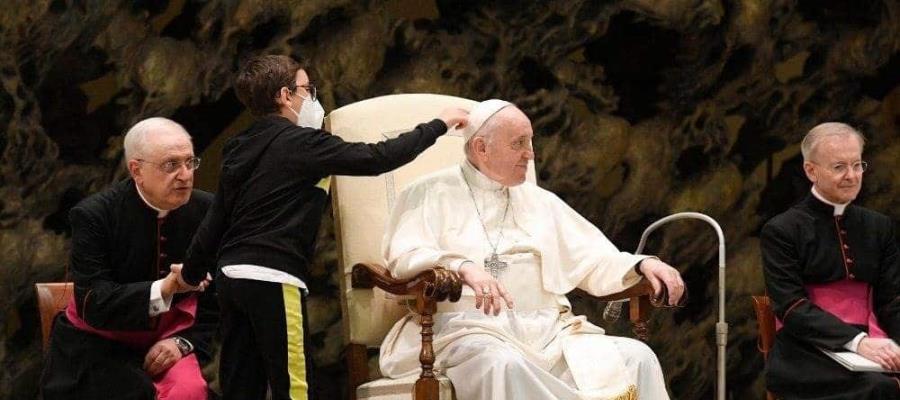 Niño con discapacidad sube al estrado para pedirle el solideo al Papa Francisco