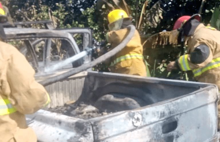 Se incendia camioneta en la Villahermosa-Macuspana; tripulantes salen ilesos