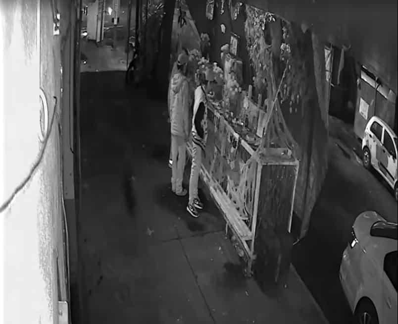 Jóvenes roban ofrenda de altar de muertos en Ciudad de México Jóvenes roban ofrenda de altar de muertos en Ciudad de México