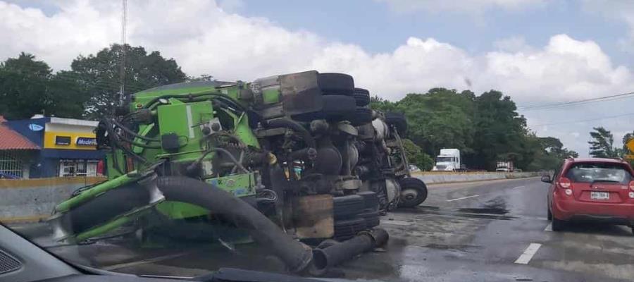 Vuelca góndola sobre la vía Villahermosa-Paraíso; hay dos personas lesionadas 