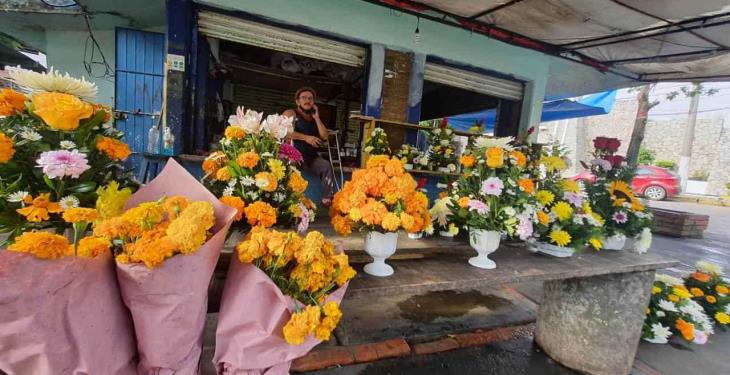 Se preparan panteones y floristas para recibir visitantes el dos de noviembre