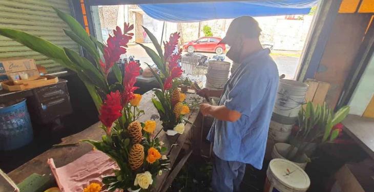 Se preparan panteones y floristas para recibir visitantes el dos de noviembre