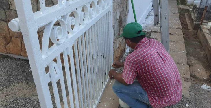 Se preparan panteones y floristas para recibir visitantes el dos de noviembre