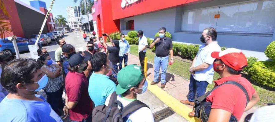 Personal de la Subdelegación de Segob en Tabasco se acercan a trabajadores de Pemex en plantón permanente