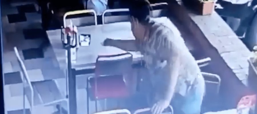 Captan a hombre robando el pago de una cuenta en restaurante