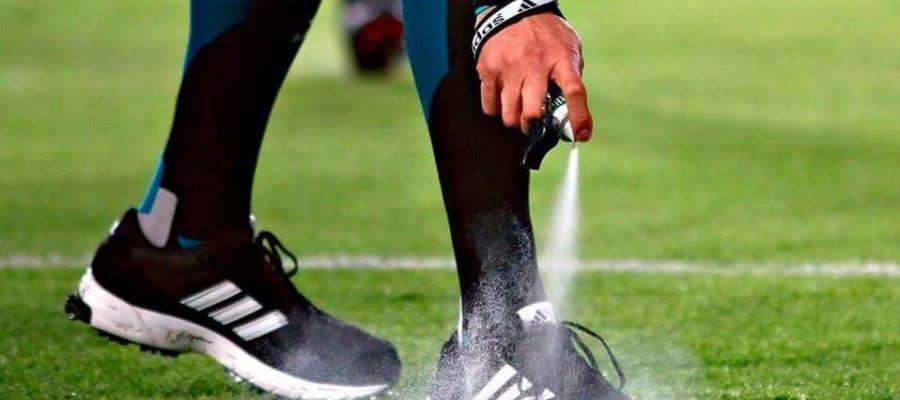 Creador del spray para marcar distancias en las canchas gana demanda millonaria a la FIFA