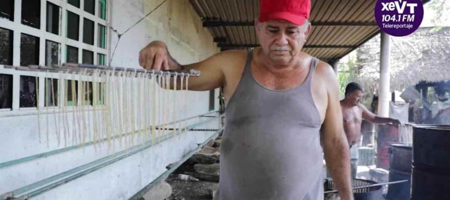 Cumplen artesanos 13 años de fabricar velas de cebo y guiar a las ánimas en Día de Muertos