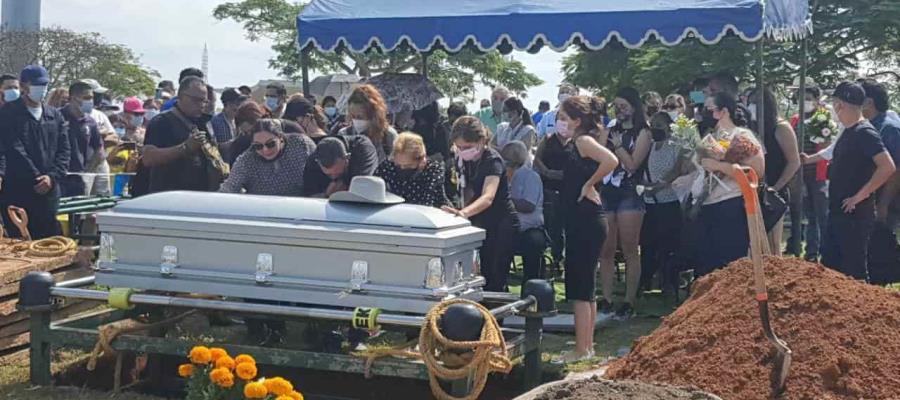 Entre porras y aplausos sepultan al actor Octavio Ocaña