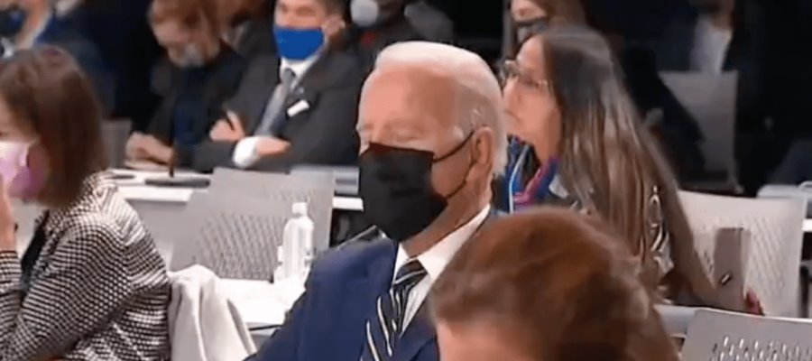 Captan a Joe Biden quedándose dormido en la cumbre contra el cambio climático