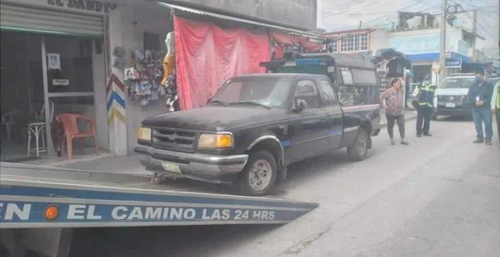 Retiran vehículos, ambulantes y objetos que obstruían el paso peatonal en calles y banquetas de Paraíso