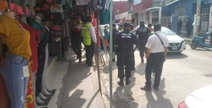 Retiran vehículos, ambulantes y objetos que obstruían el paso peatonal en calles y banquetas de Paraíso