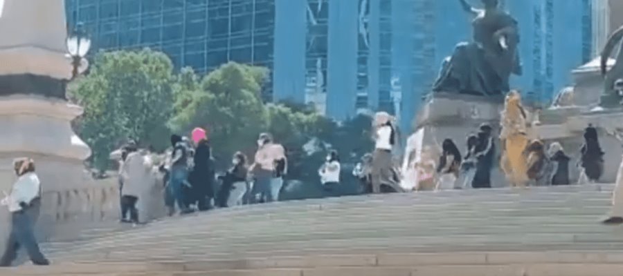 Feministas irrumpen en evento de “Checo” Pérez y son retiradas por la Policía de la CDMX