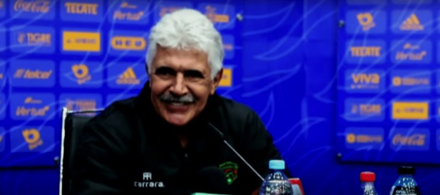 “¿No hay viejas? ¿Maricones?”, pregunta El Tuca Ferretti