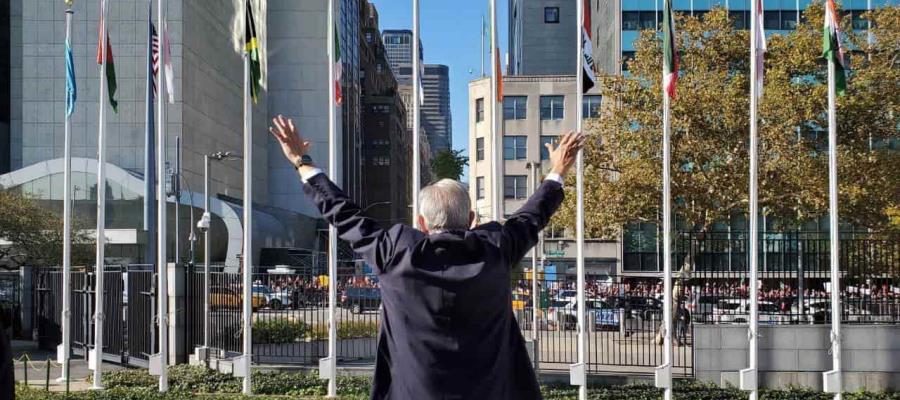 Obrador saluda a connacionales y posa con alebrije en NY Obrador saluda a connacionales y posa con alebrije en NY