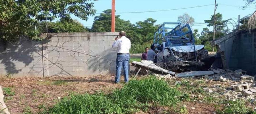 Camioneta choca contra administrativo de PEMEX.. y derriba barda de protección