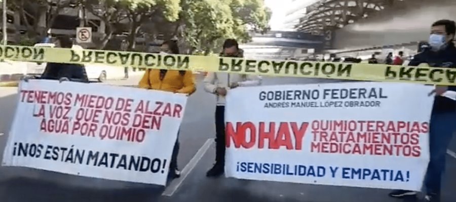 Padres de niños con cáncer bloquean durante 6 horas acceso a terminal 1 del AICM