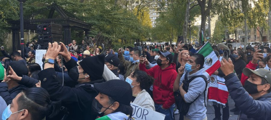 Mexicanos “invadieron” las calles de NY para escuchar discurso de AMLO