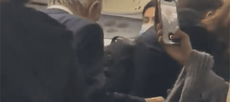 Con gritos de “¡Bravo!” y “¡Fuera!”, reciben a AMLO en avión en NY