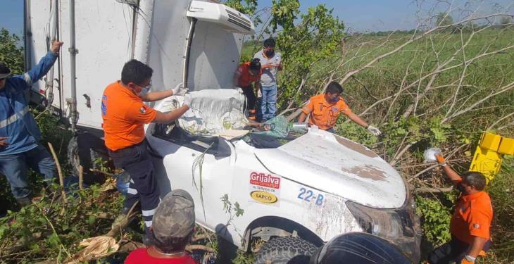 Vehículo de carga choca en la Villahermosa-Cárdenas