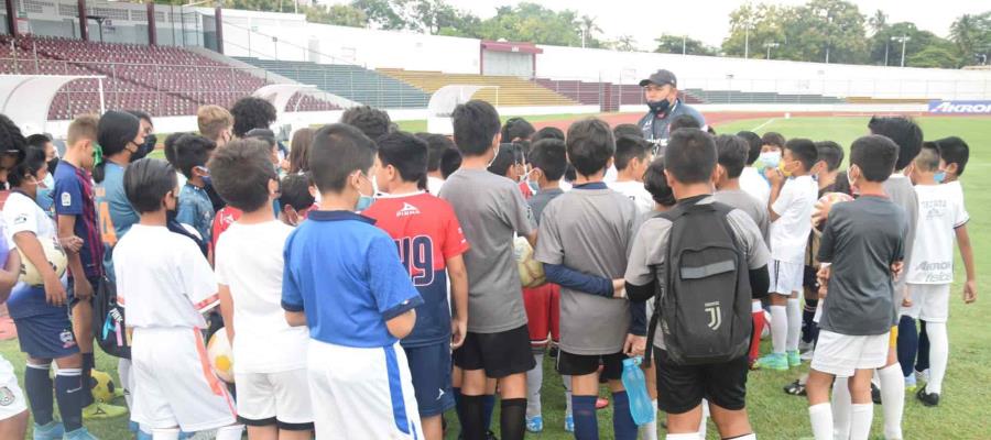 Pumas Tabasco recibe a una centena de niños en entrenamiento