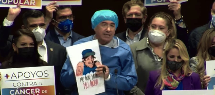 Vestido como personal médico, diputado del PAN pide más recursos para medicinas