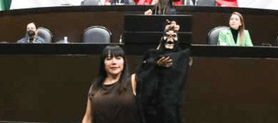 Diputada de Morena intimida a legisladora panista con una figura de la ‘muerte’