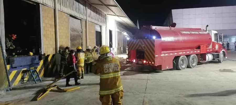 Sofocan incendio en bodega de Súper Sánchez; usaron 3.7 millones de litros de agua