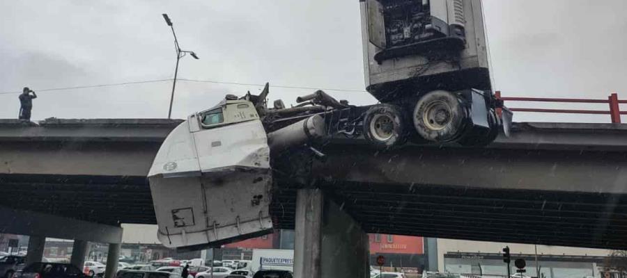 Tráiler derrapa en puente de Nuevo León y cabina queda colgando 