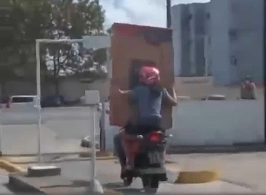 Le dan “estrenón” a pantalla: pareja viajaba con televisión en una motocicleta y se les cae 