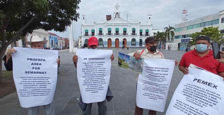 Protestan pescadores de Cárdenas en Plaza de Armas por derrame de hidrocarburo