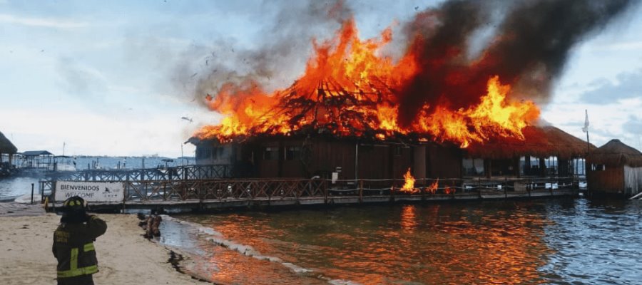 Se incendia palapa en playa de Cancún