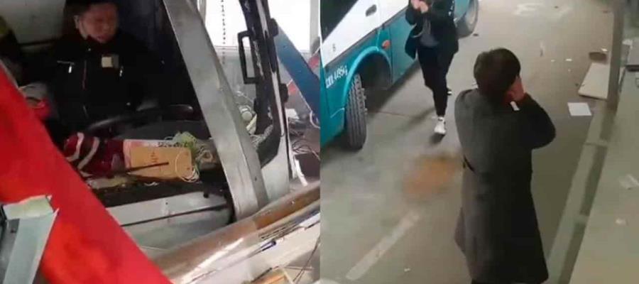 Camión en China se queda sin frenos y atropella a empleada en caseta de cobro