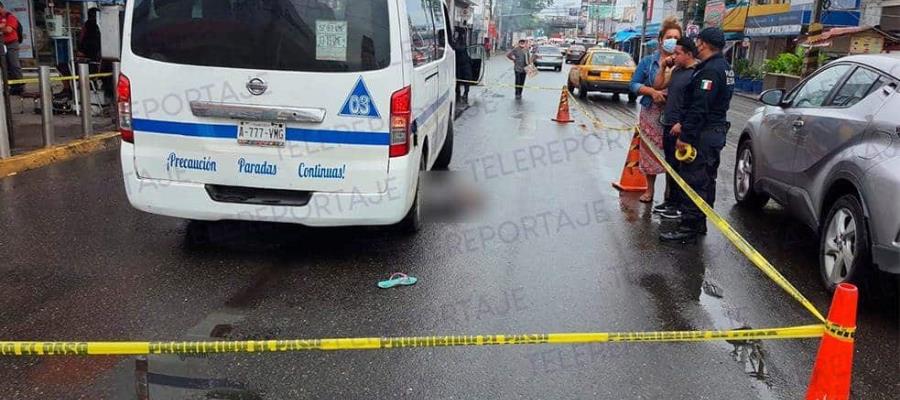 Combi del servicio público atropella y mata a mujer en Av. Mina