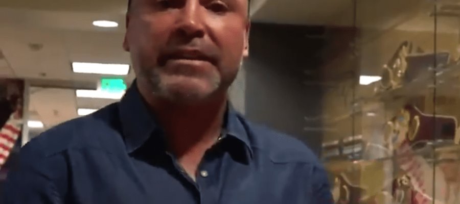 Canelo Álvarez debe pensar en agarrar otro entrenador: Óscar de la Hoya