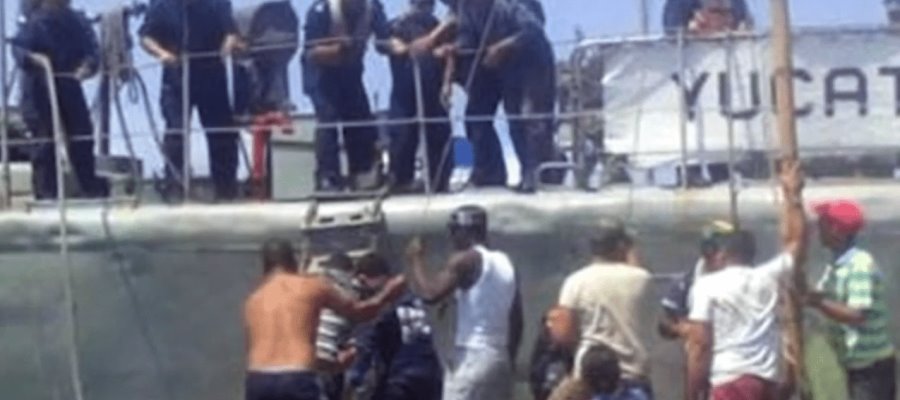 Rescatan a 17 migrantes Cubanos y 2 Mexicanos que naufragaron cerca de las costas de Yucatán